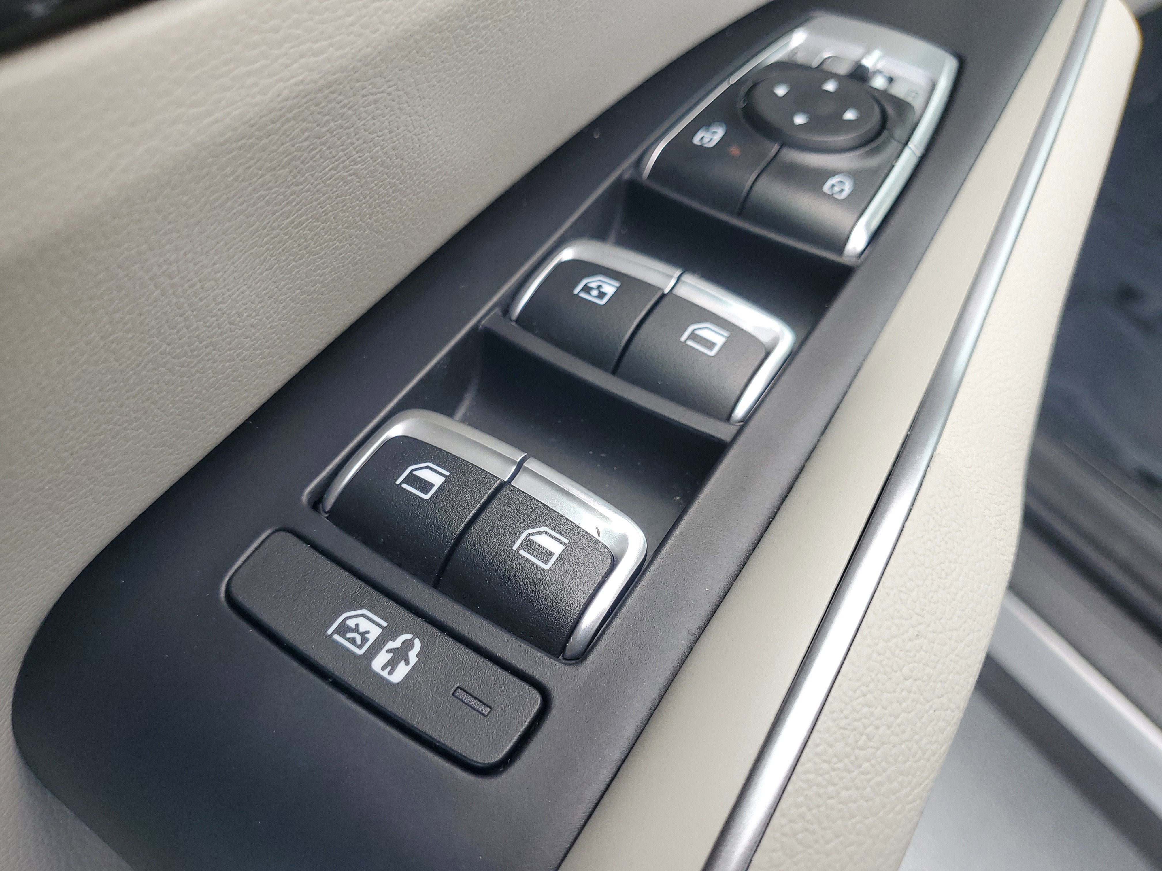 Used 2025 Wolf Gray Kia S image 19