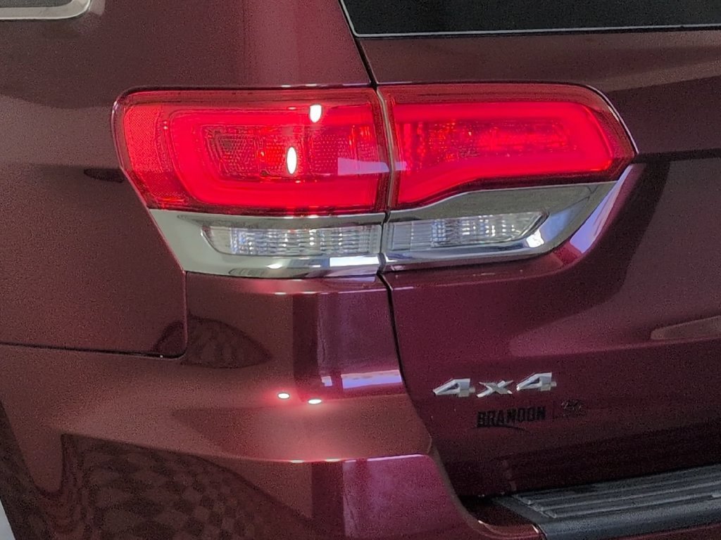 Used 2018 Red Jeep Laredo E image 8