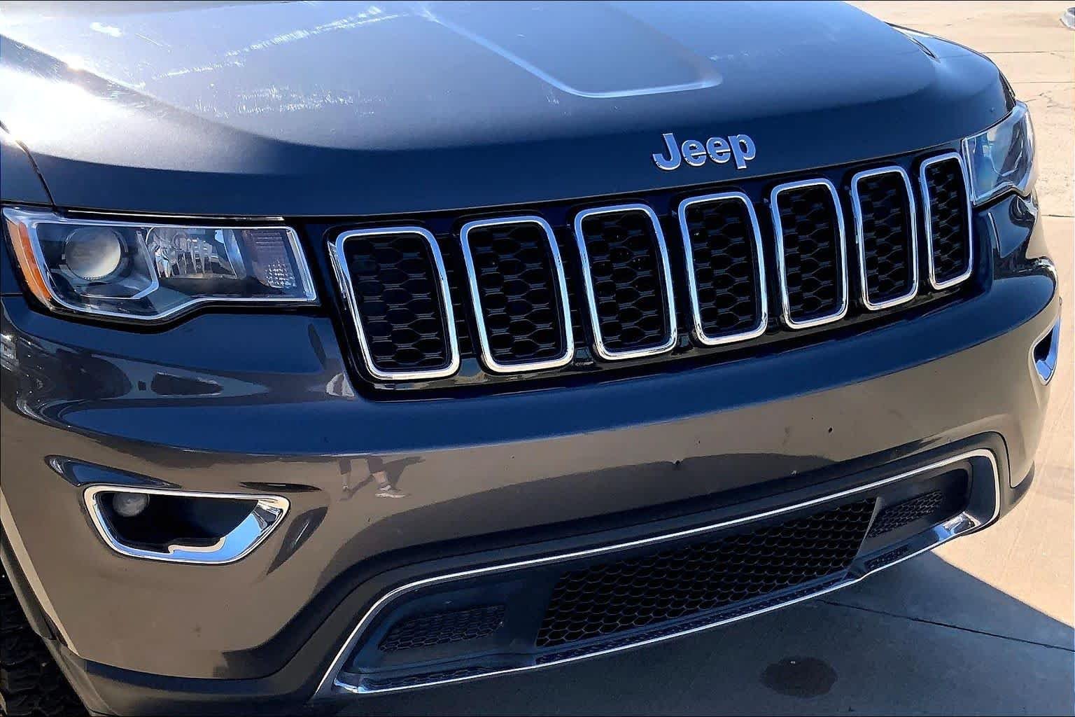 Used 2017 Granite Crystal Metallic Clearcoat Jeep Limited image 29