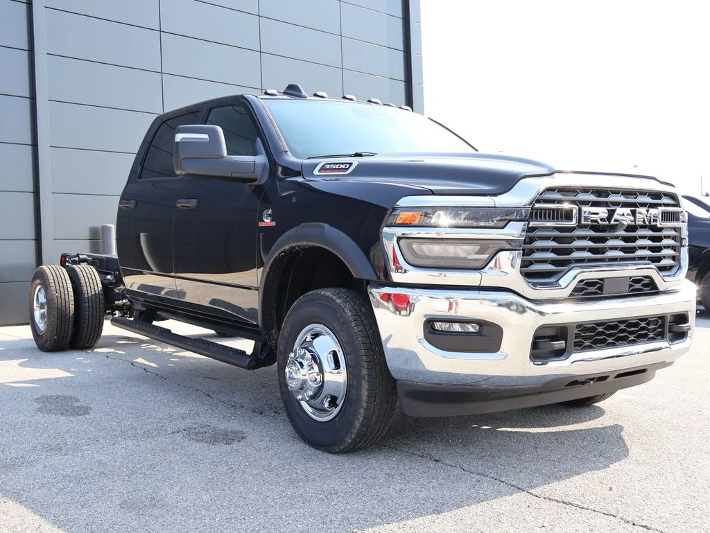 New 2026 Diamond Black Crystal Pearl-Coat Exterior Paint RAM Tradesman image 6