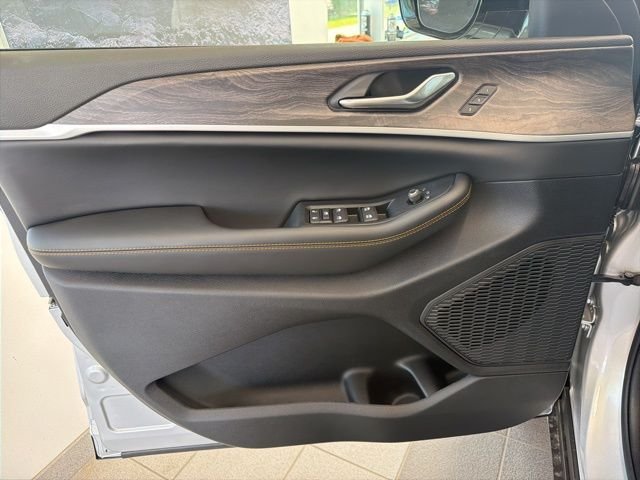 New 2026 Silver Zynith Exterior Paint Jeep  image 25