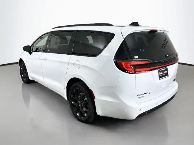 New 2027 White/off-white Chrysler Limited image 5
