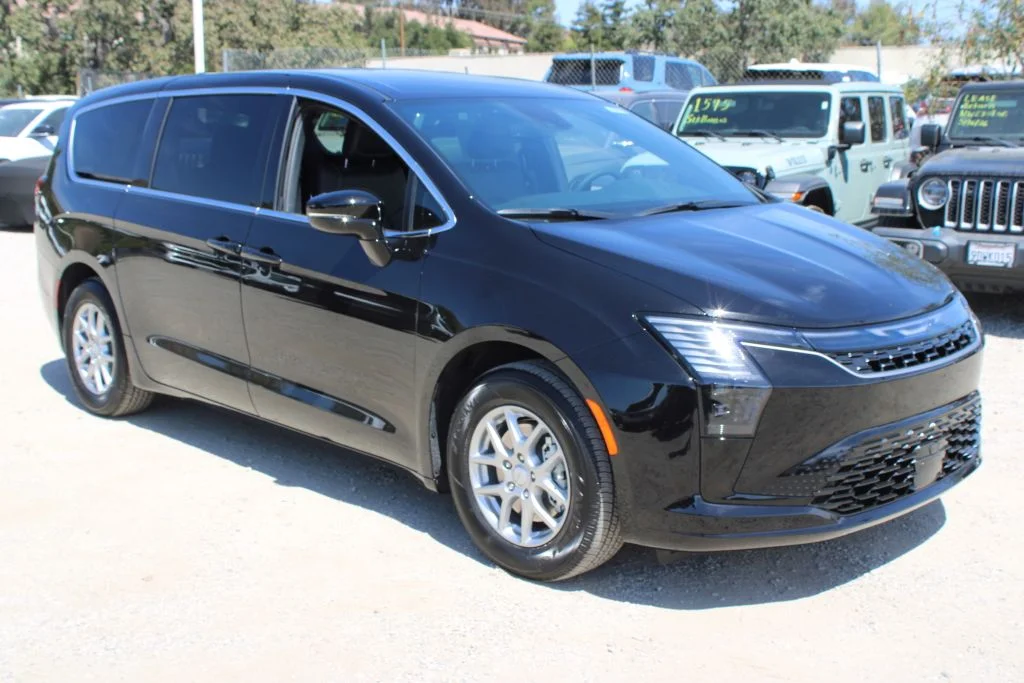 New 2027 Diamond Black Crystal Pearl-Coat Paint Chrysler Select image 3