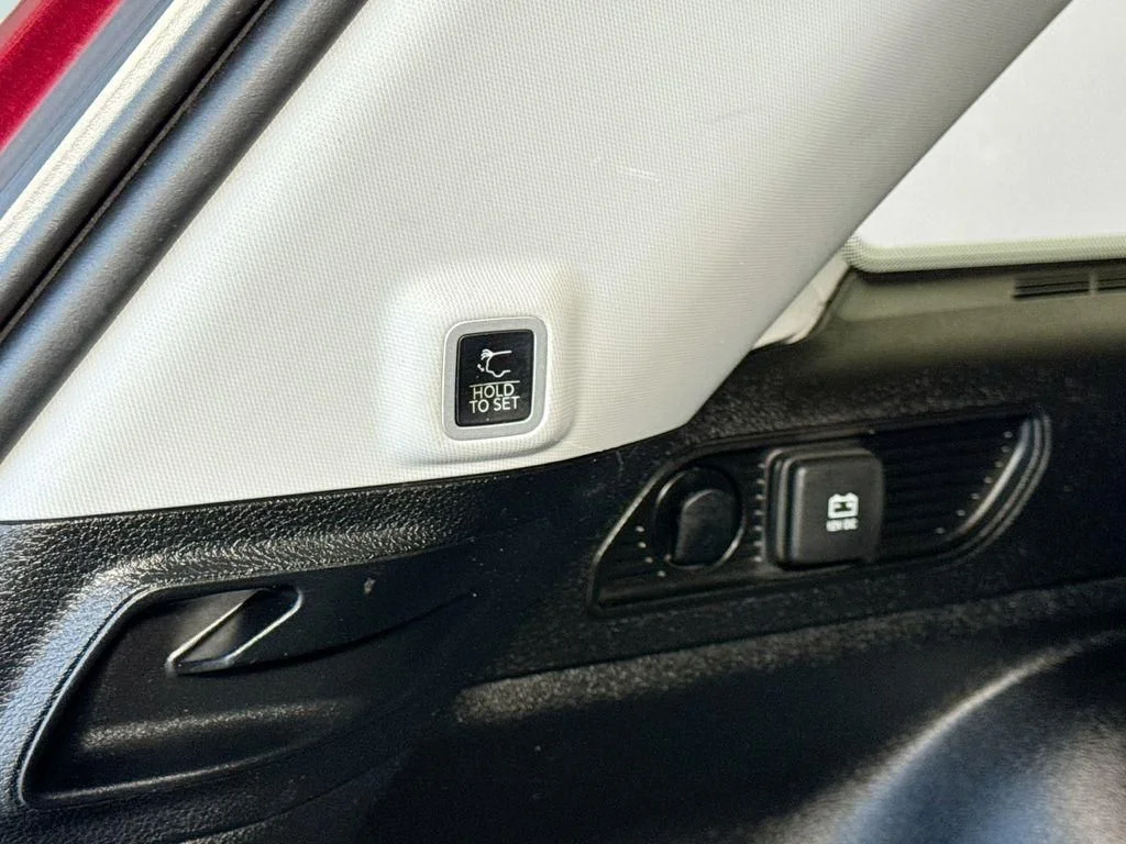 Used 2023 Velvet Jeep Limited image 20