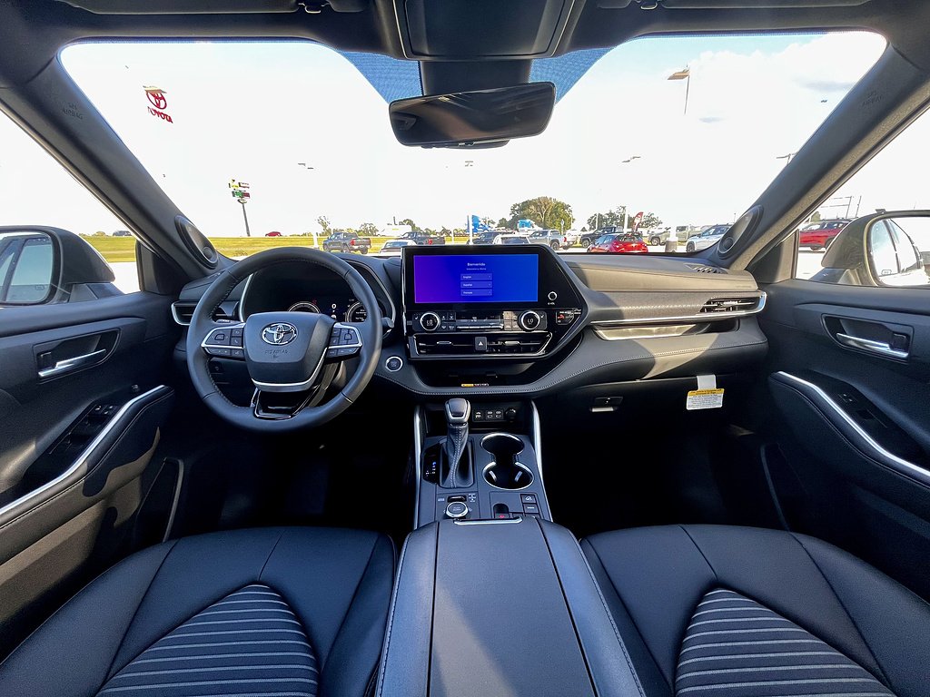 New 2026 Wind Chill Pearl <sup>1</sup> Toyota  XSE image 13