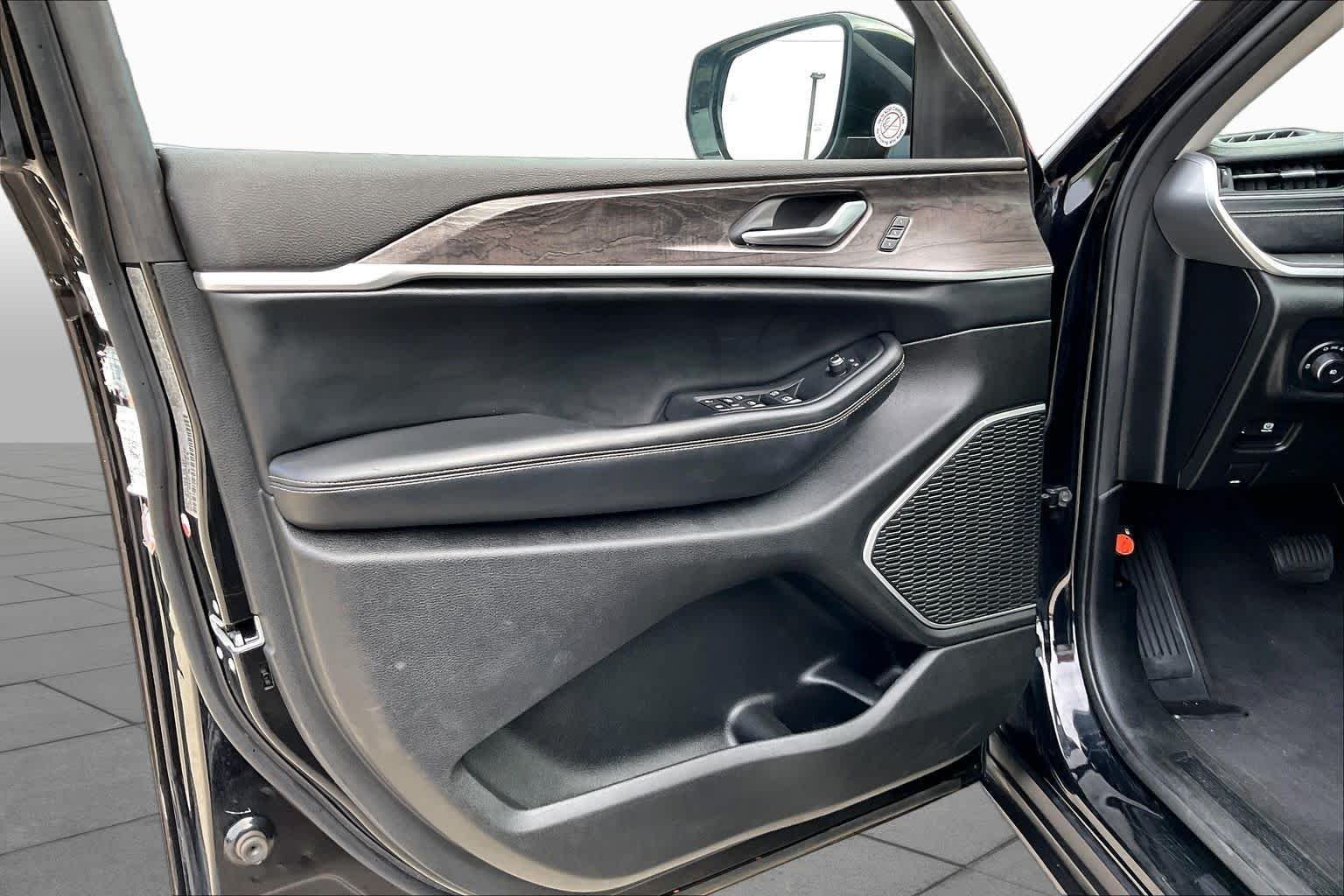 Used 2022 Diamond Black Crystal Pearlcoat Jeep Limited image 21