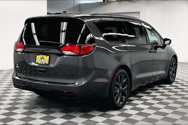 Used 2018 Granite Crystal Metallic Clearcoat Chrysler Limited image 13