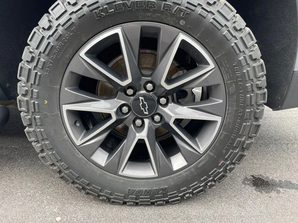 Used 2021 Gray Chevrolet Z71 image 22
