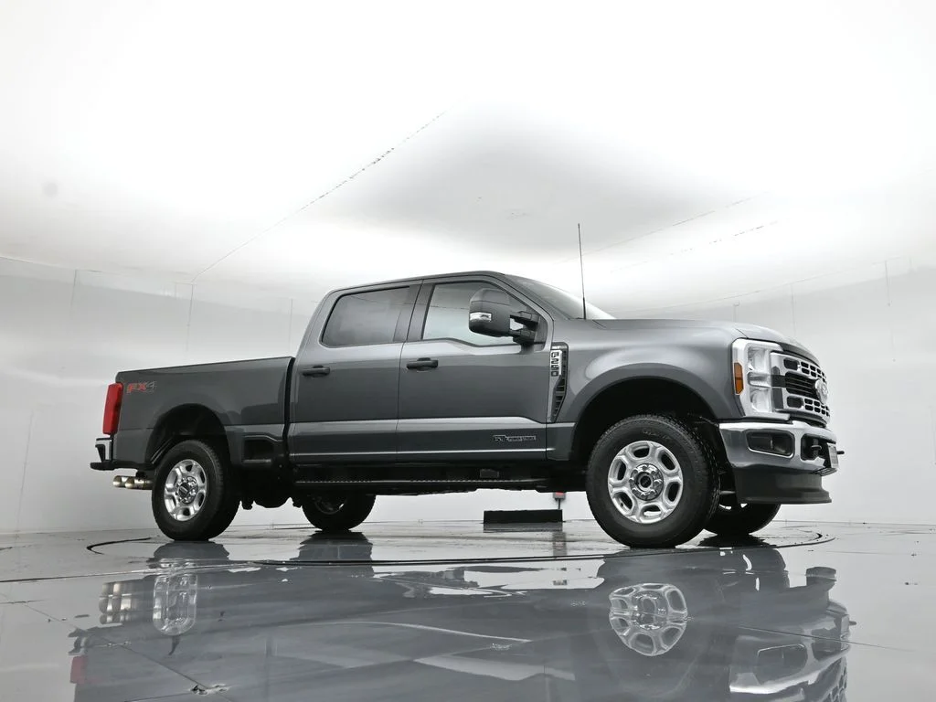New 2026 Carbonized Gray Metallic Ford XLT image 3