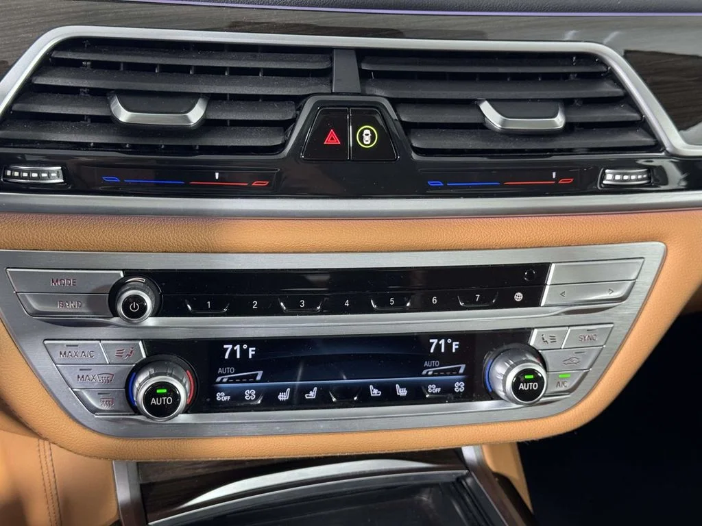 New 2022 Black BMW 750i xDrive image 28
