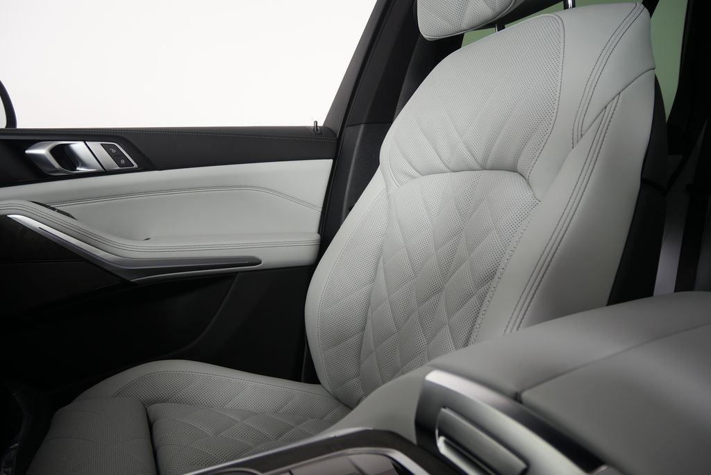 Used 2026 Mineral White Metallic BMW xDrive40i image 22