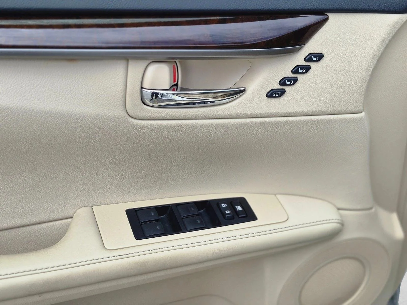 Used 2015 Starfire Pearl Lexus  image 2