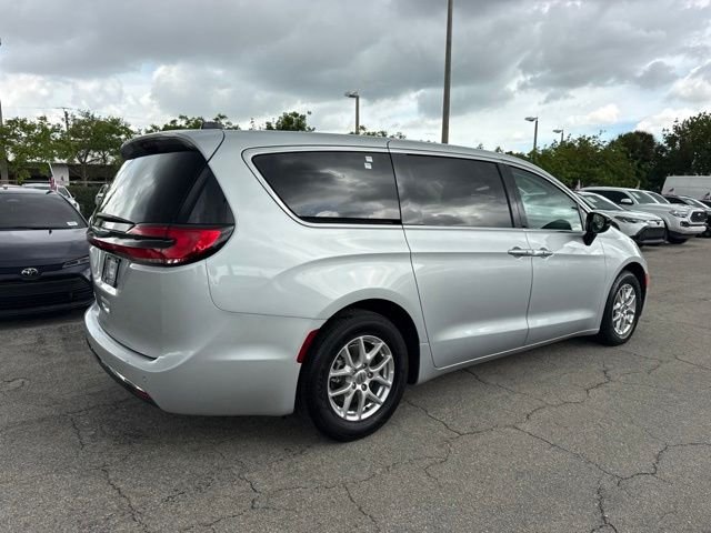 Used 2024 Silver Chrysler Touring L image 3
