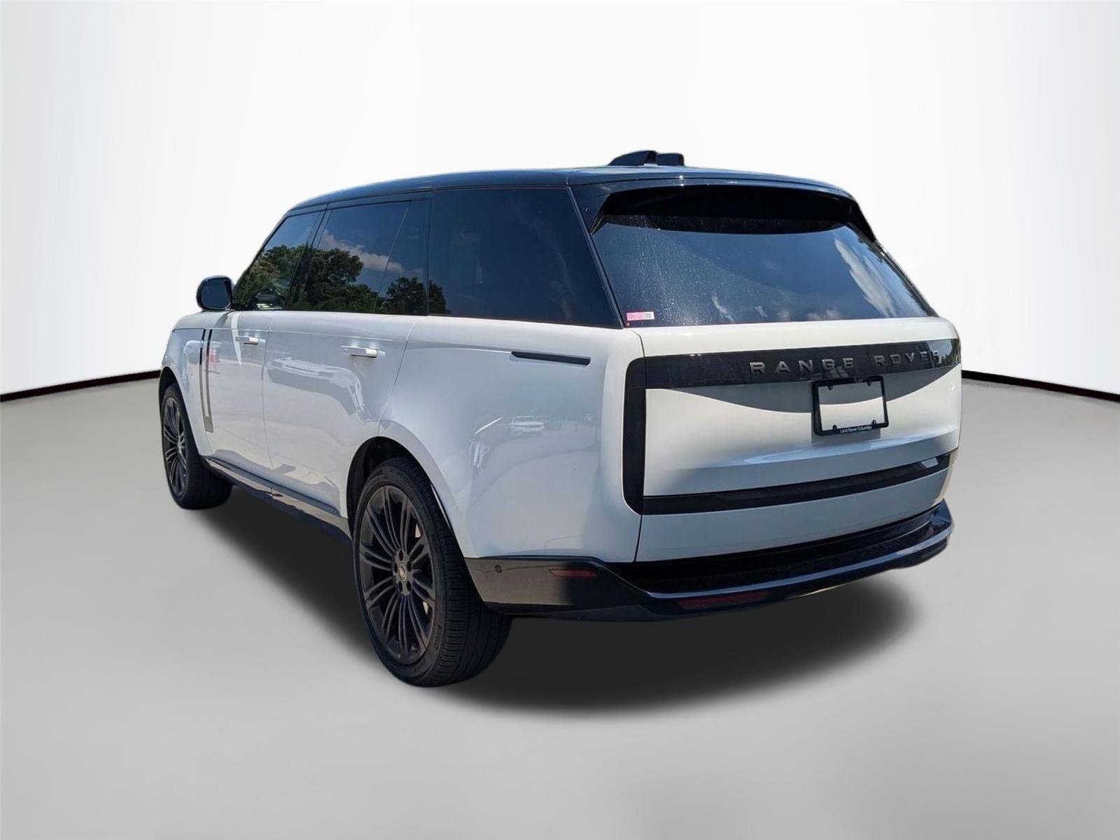 Used 2025 Fuji White Land Rover SE image 4