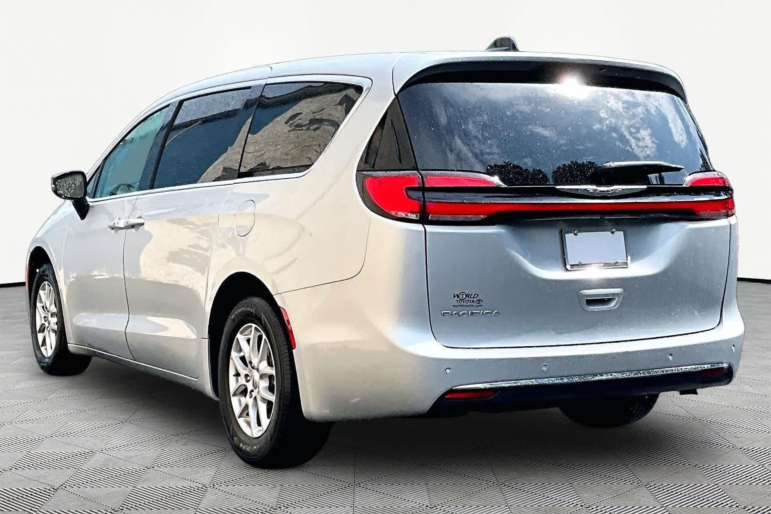 Used 2024 Silver Mist Clearcoat Chrysler Touring L image 12
