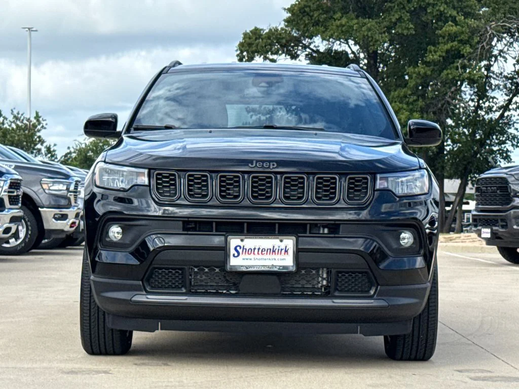 New 2026 Diamond Black Crystal Pearl-Coat Exterior Paint Jeep Latitude image 2
