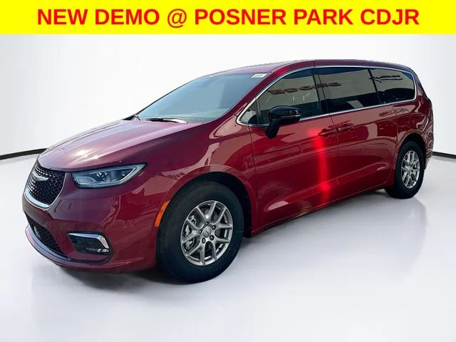 2026 Chrysler Pacifica Select's photo