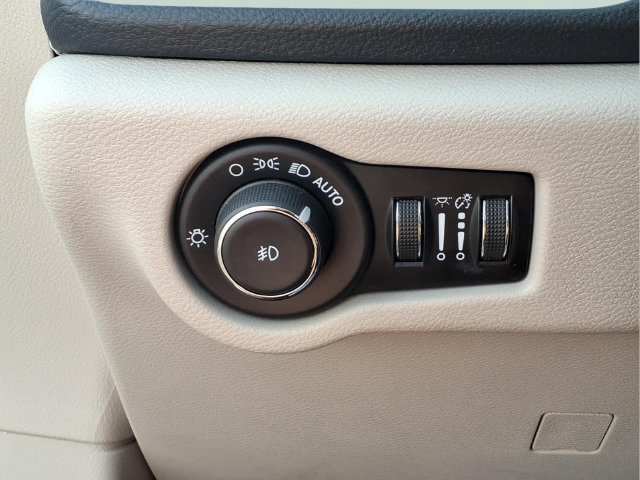 Used 2024  Chrysler Hybrid Select image 13