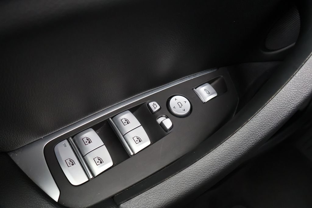Used 2024  BMW xDrive30i image 40