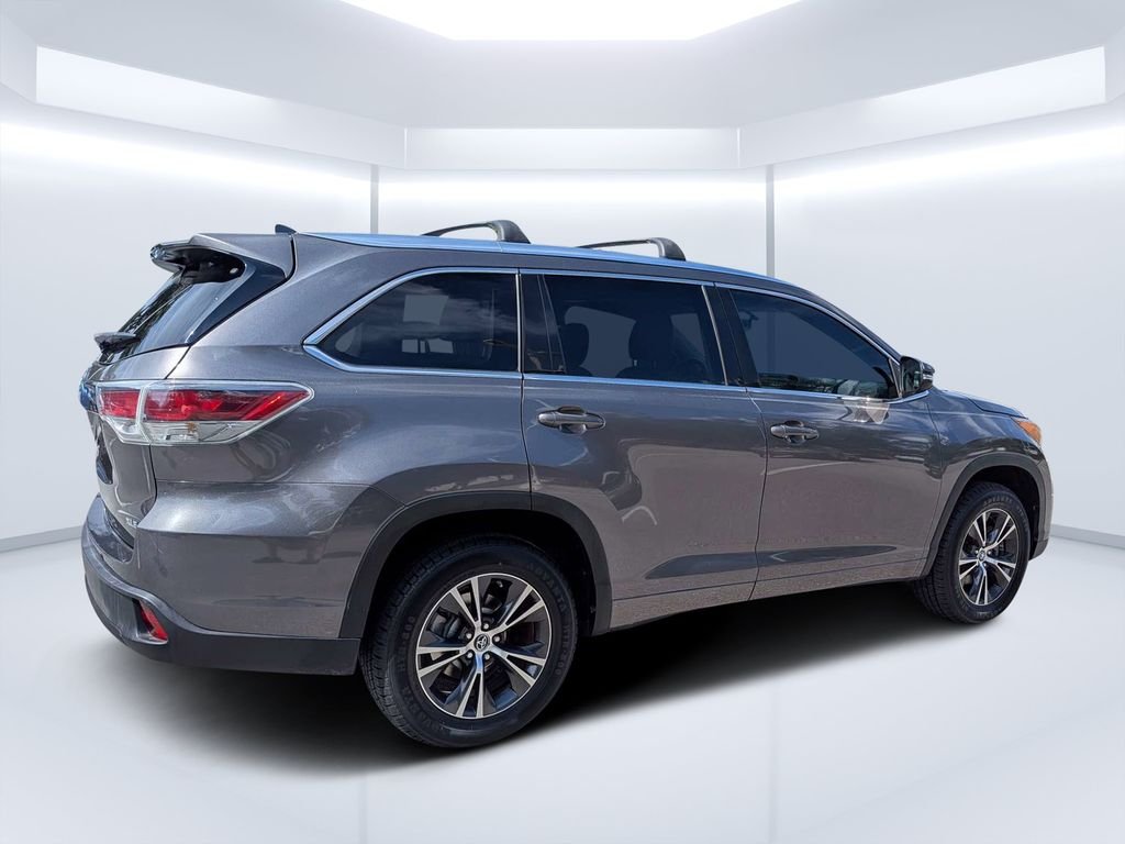 Used 2016 Gray Toyota XLE V6 image 3