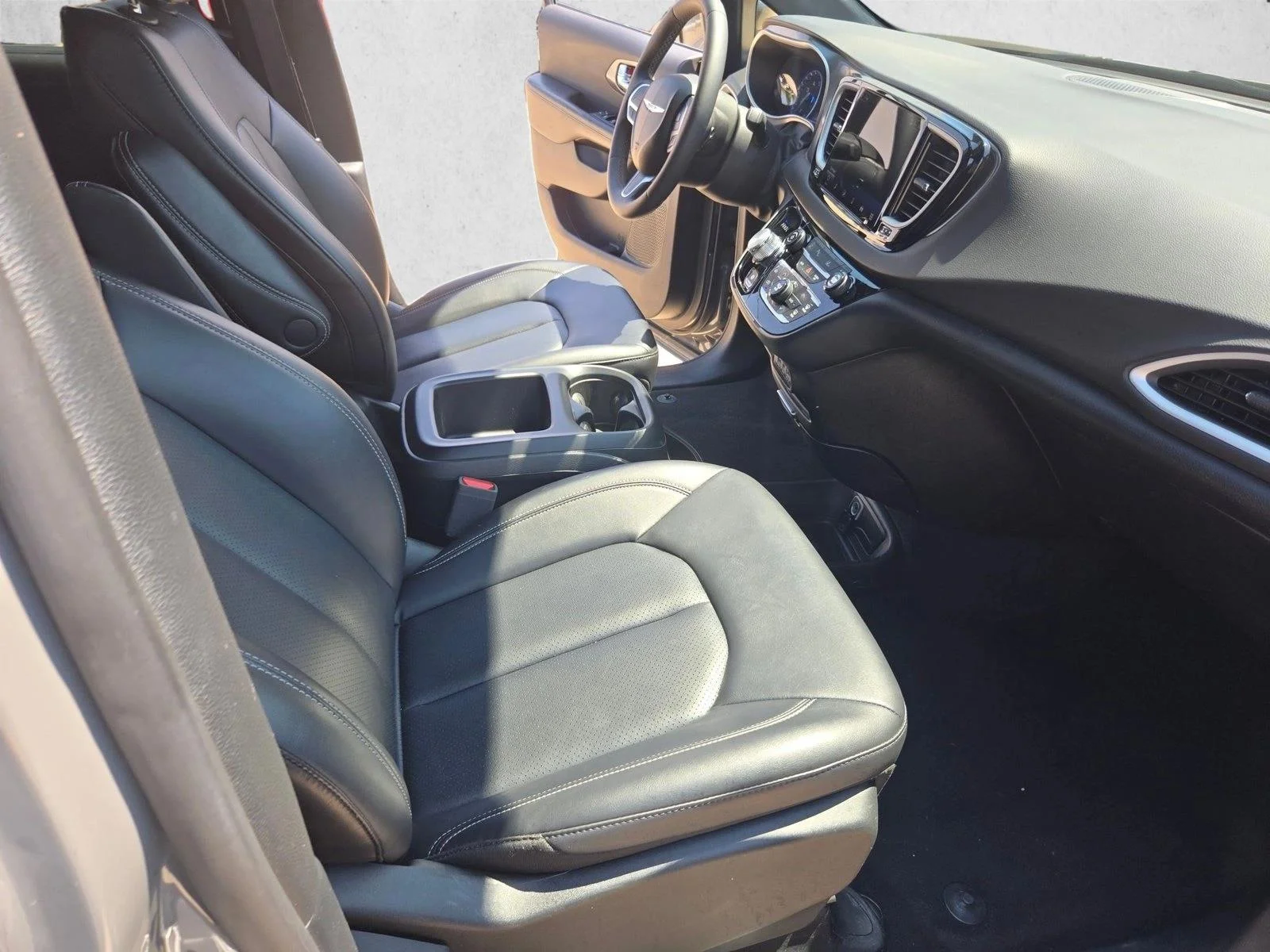 Used 2025 Ceramic Gray Clearcoat Chrysler Select image 20