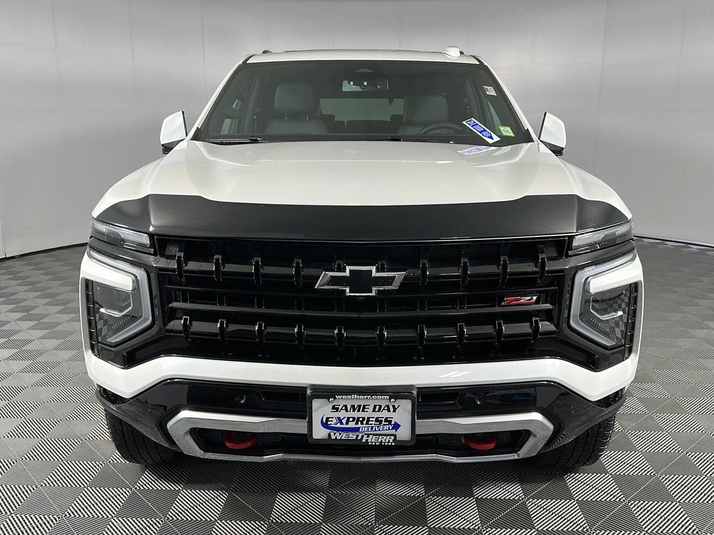 Used 2025 Iridescent Pearl Tricoat Chevrolet Z71 image 2