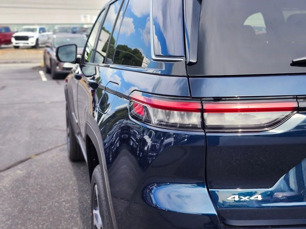 New 2026 Fathom Blue Pearlcoat Jeep Limited image 9