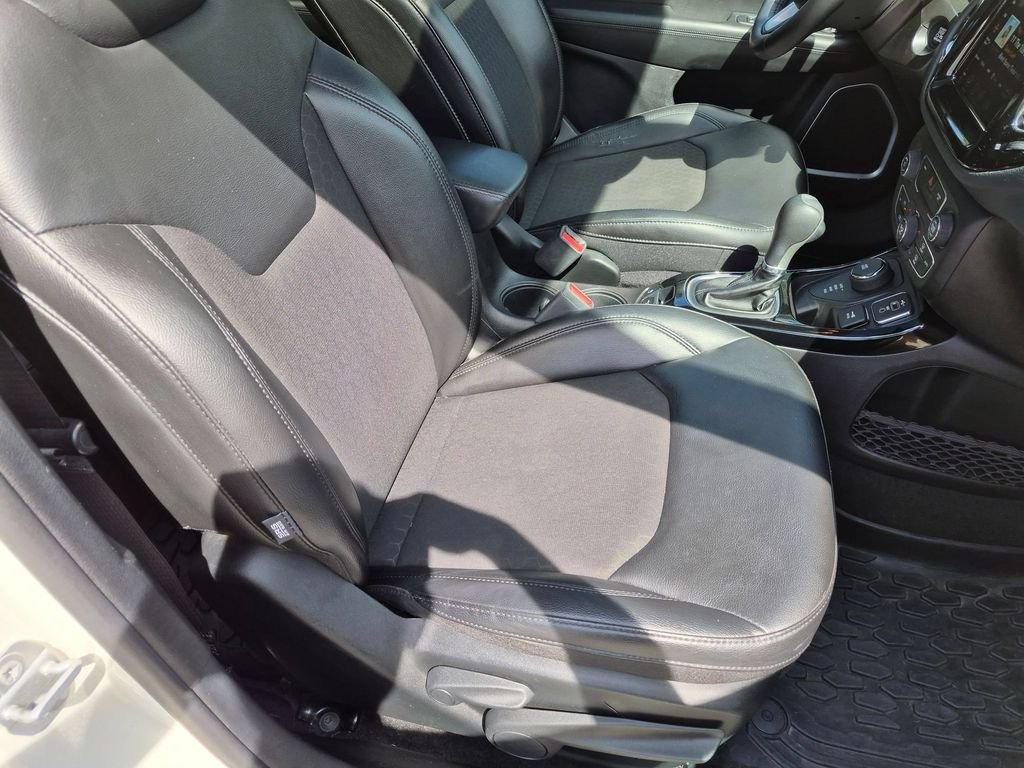 Used 2020 White Jeep Latitude image 27