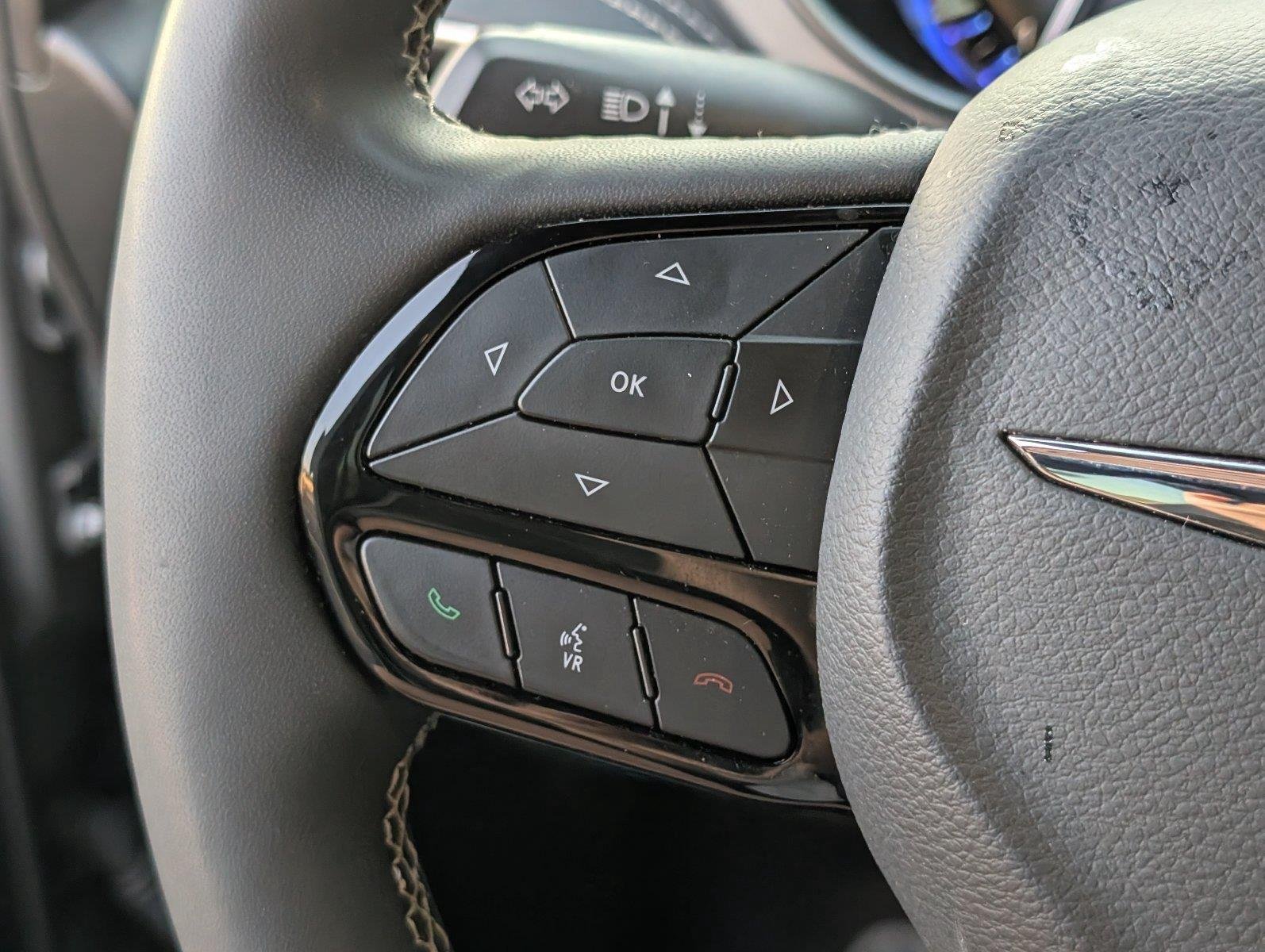Used 2025 Ceramic Gray Clearcoat Chrysler Limited image 29