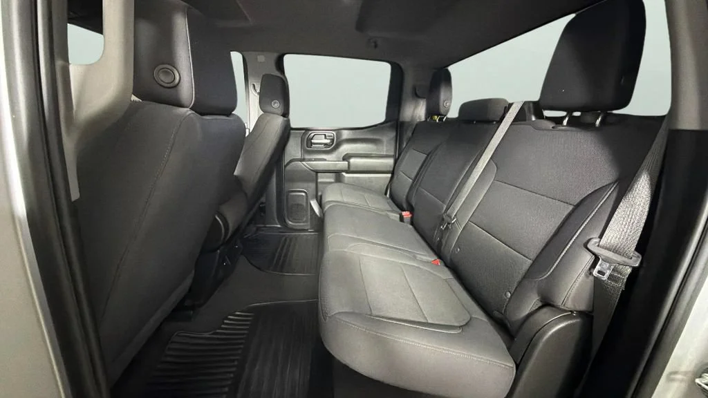 Used 2022 Silver Ice Metallic Chevrolet Custom image 27