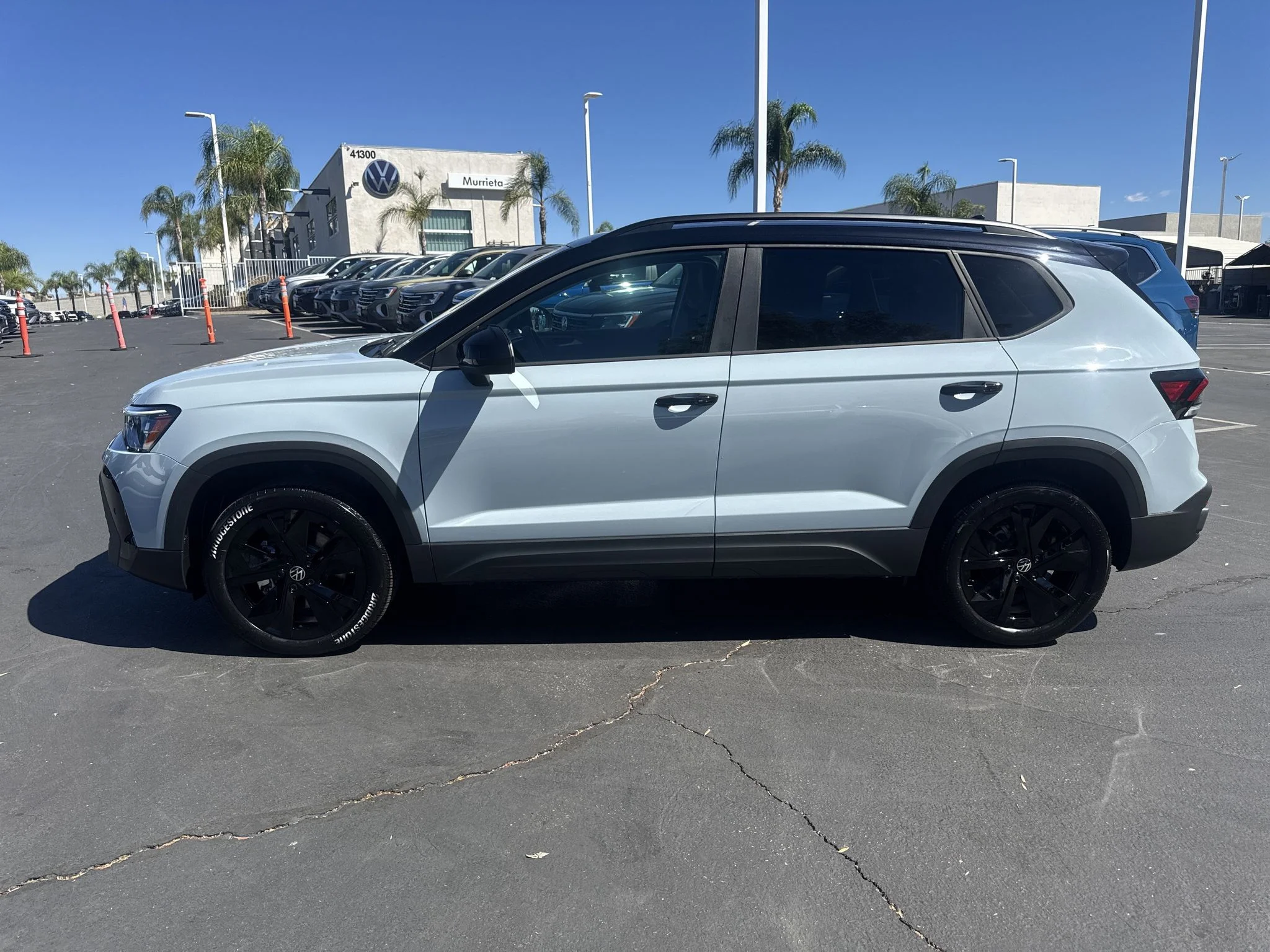 New 2027 Monument Gray w/Deep Black Roof Volkswagen SE Black image 5