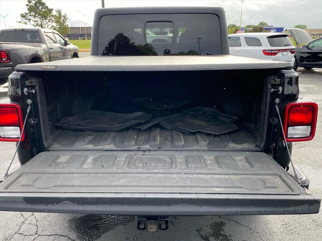 Used 2022 Black Clearcoat Jeep Altitude image 24