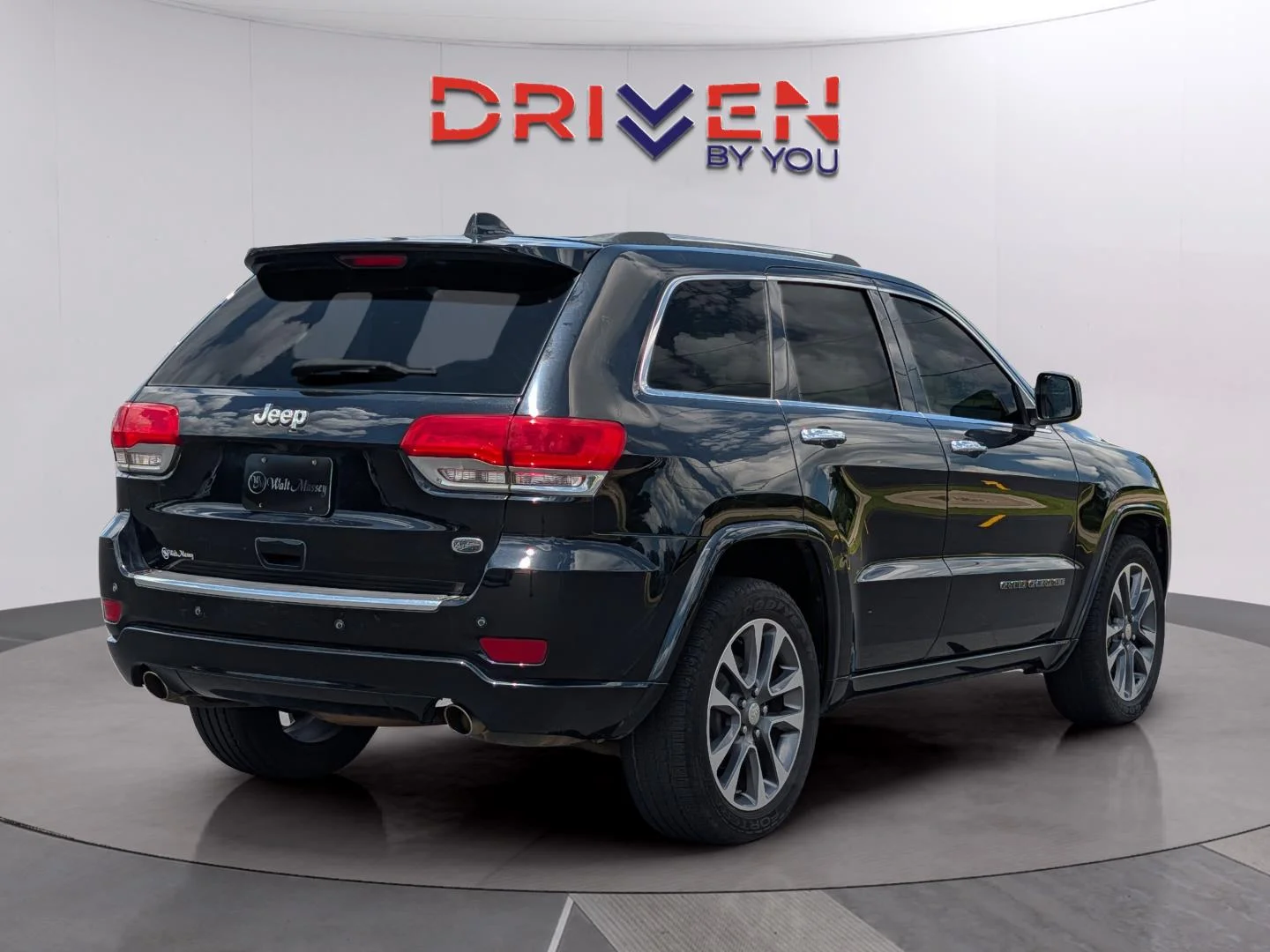 Used 2017 Diamond Black Crystal Pearlcoat Jeep Overland image 5