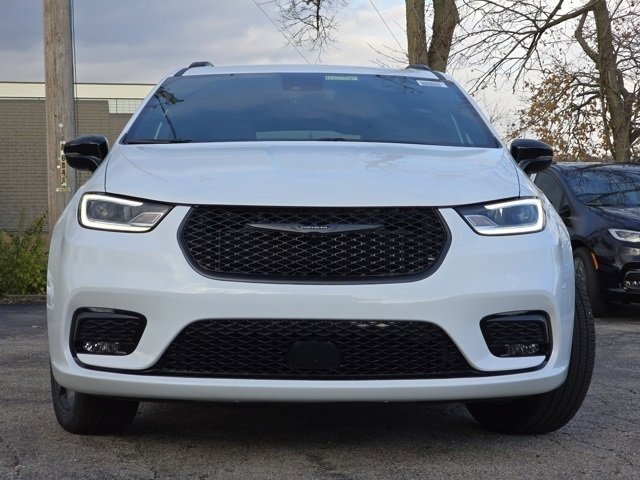 New 2026 Bright White Clear-Coat Exterior Paint Chrysler Select image 3