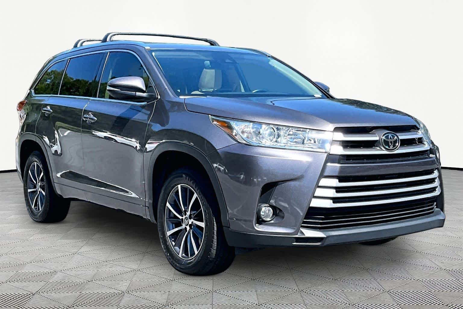 Used 2018 Predawn Gray Mica Toyota XLE image 3
