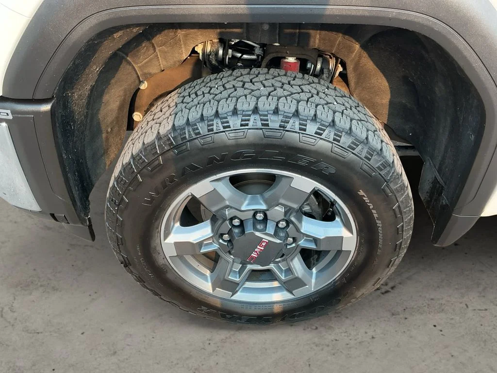 Used 2025 White GMC SLE image 9