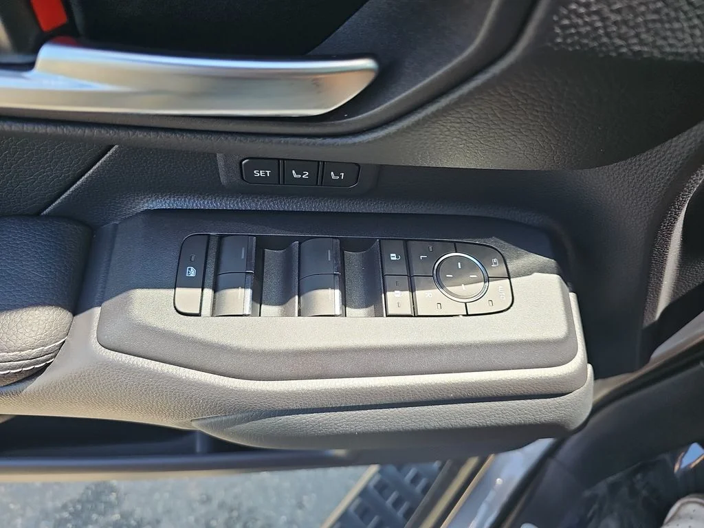 Used 2025  Toyota Base image 28