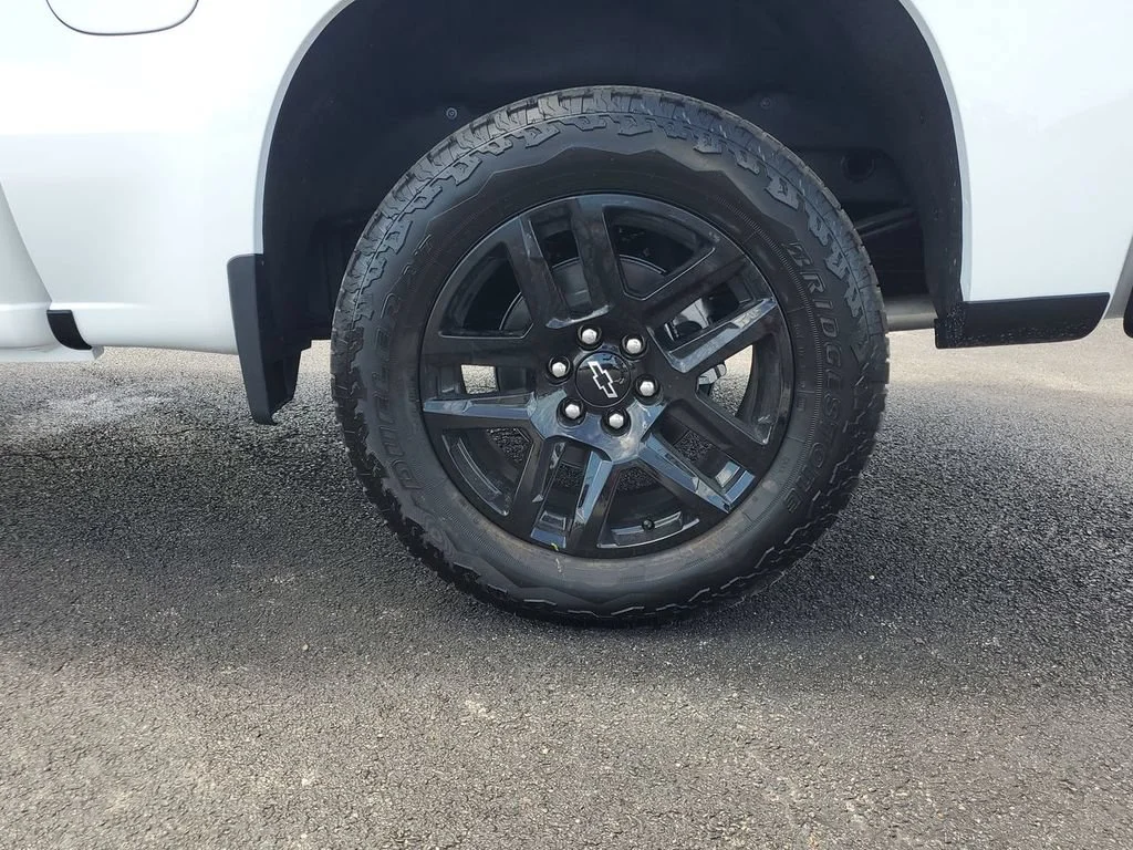New 2026 Summit White Chevrolet RST image 33