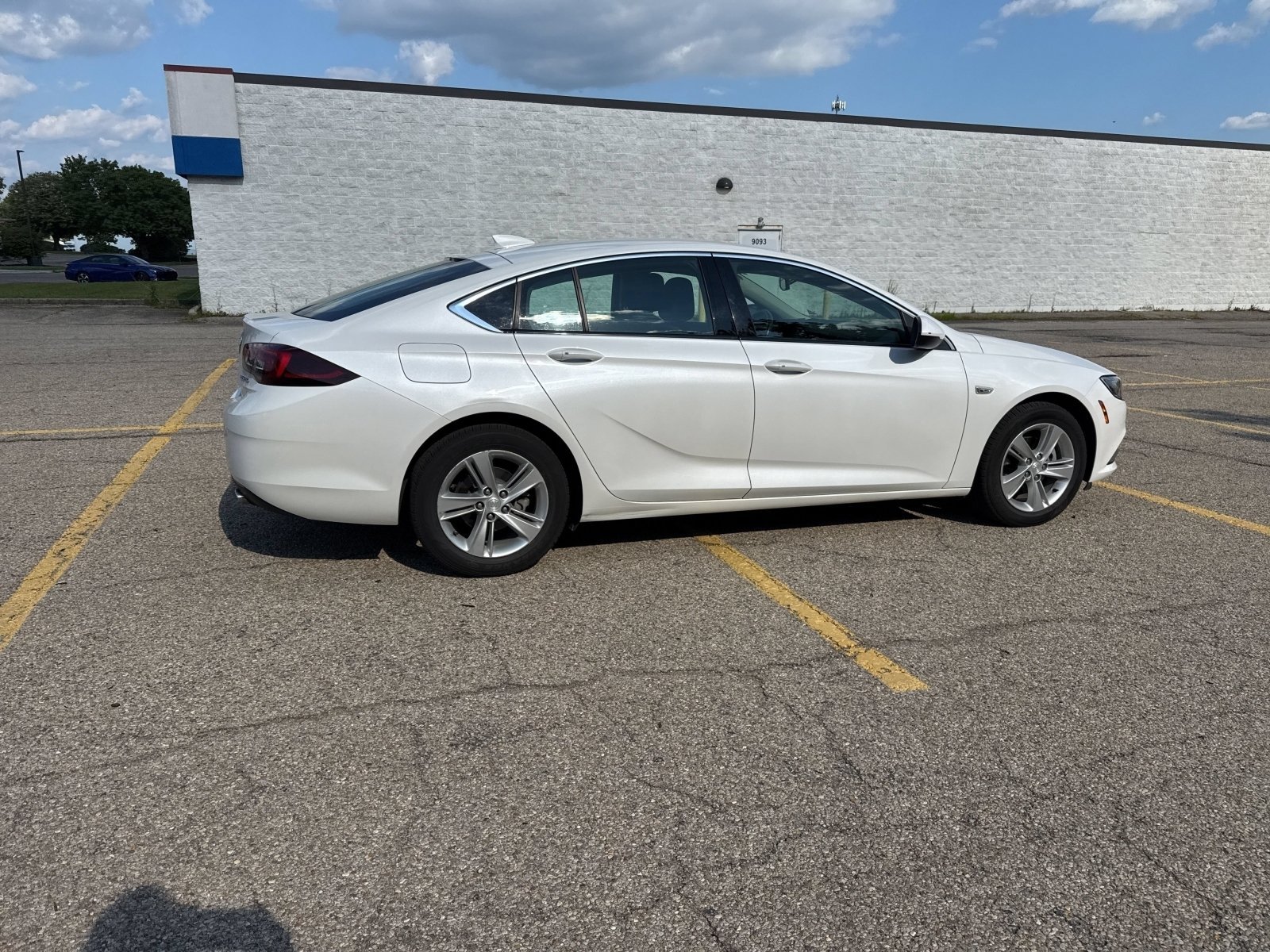 Used 2019 White Frost Tricoat Buick Preferred image 17