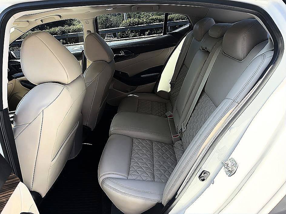 Used 2016 Pearl White Nissan 3.5 Platinum image 13