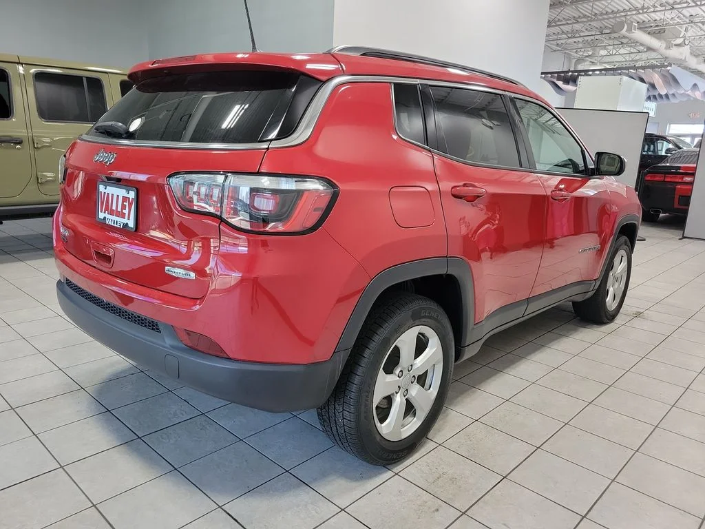 Used 2019 Red Jeep Latitude image 7