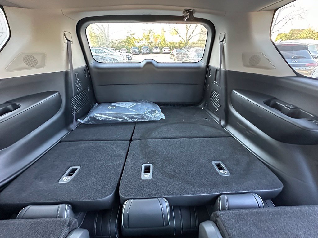 Used 2027 White INFINITI LUXE image 17
