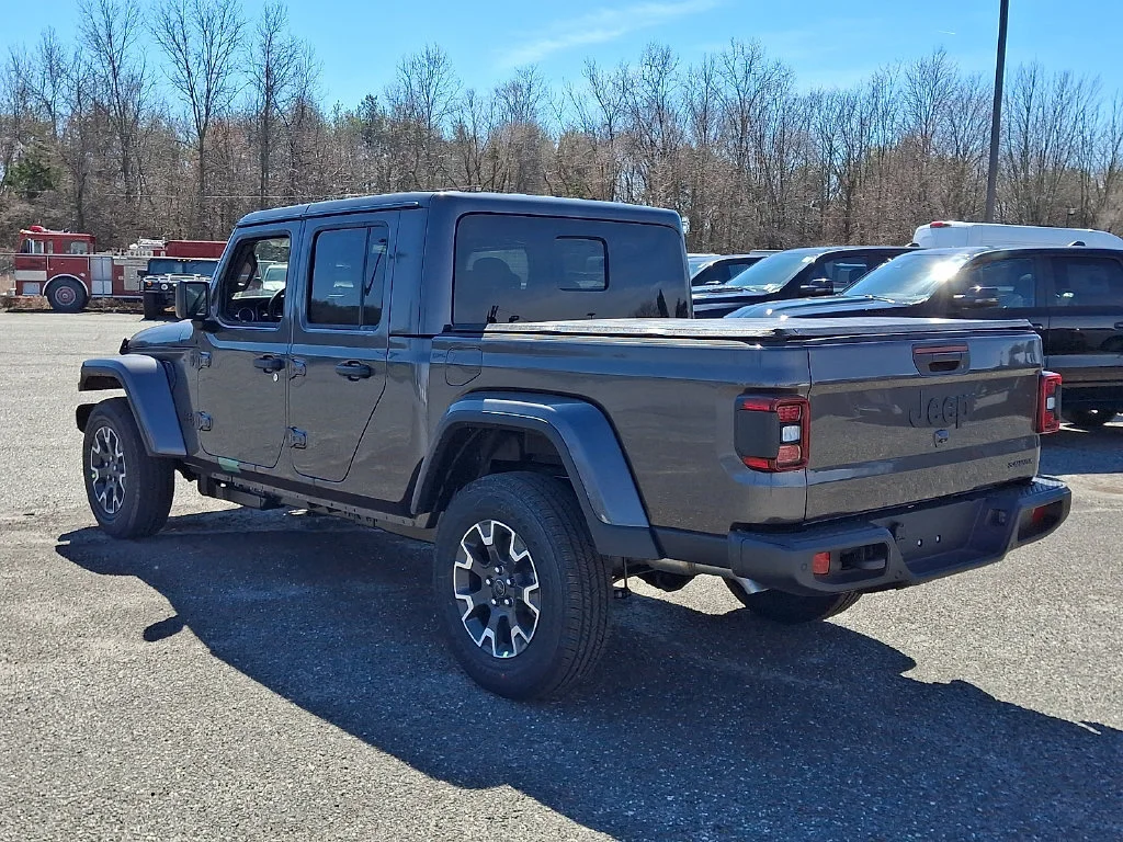New 2026 Granite Crystal Metallic Clear-Coat Exterior Paint Jeep Sahara image 6