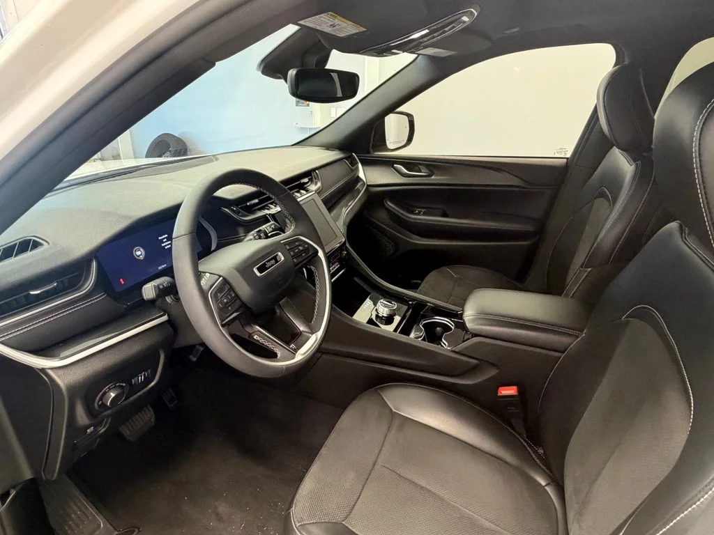 Certified Used 2023 White/off-white Jeep Altitude X image 24
