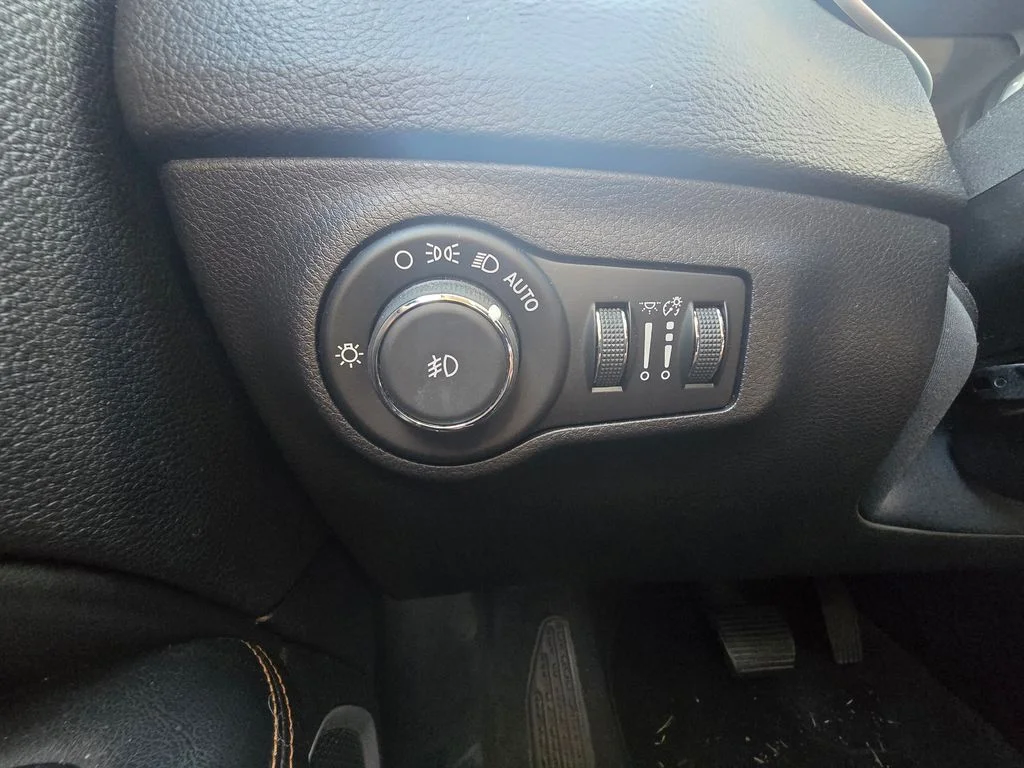 Certified Used 2018 Gray Jeep Limited image 23
