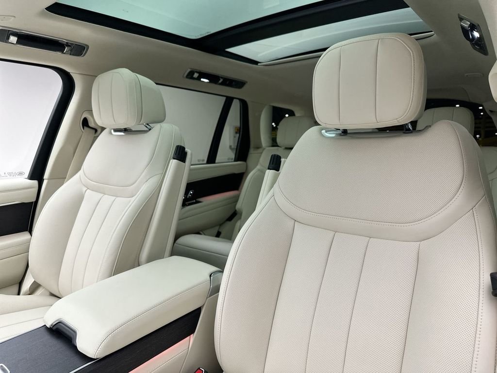Used 2024  Land Rover SE image 15