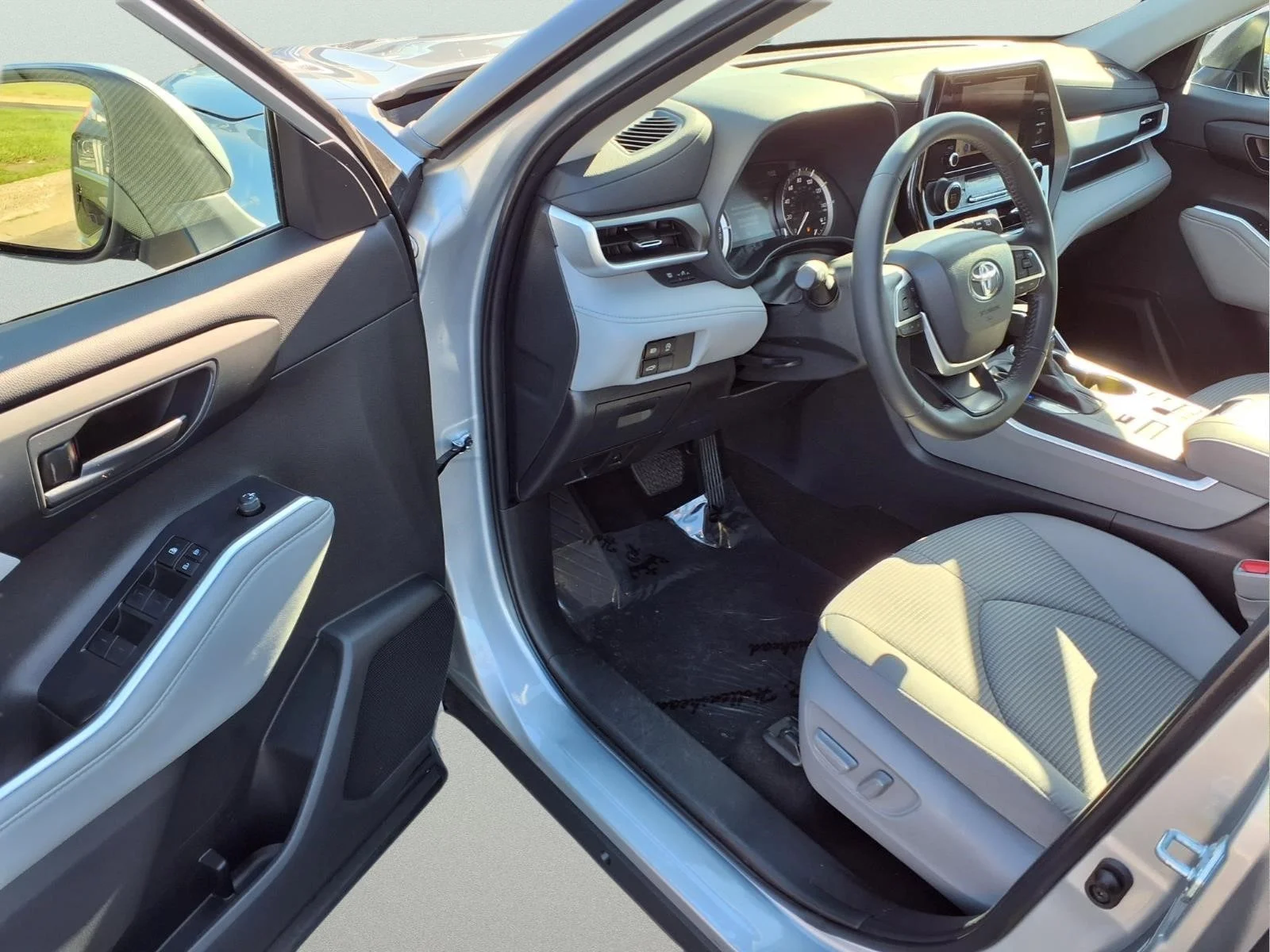 2024 Toyota Highlander LE - Photo 10