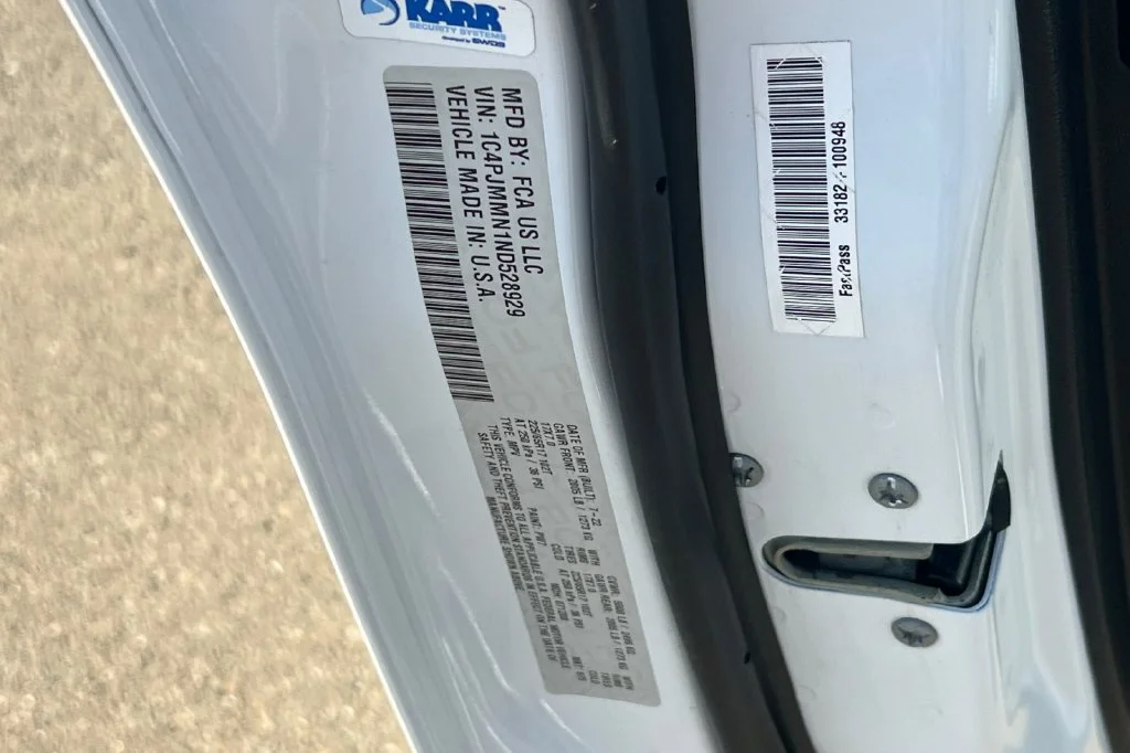 Used 2022 White Jeep Latitude Lux image 31