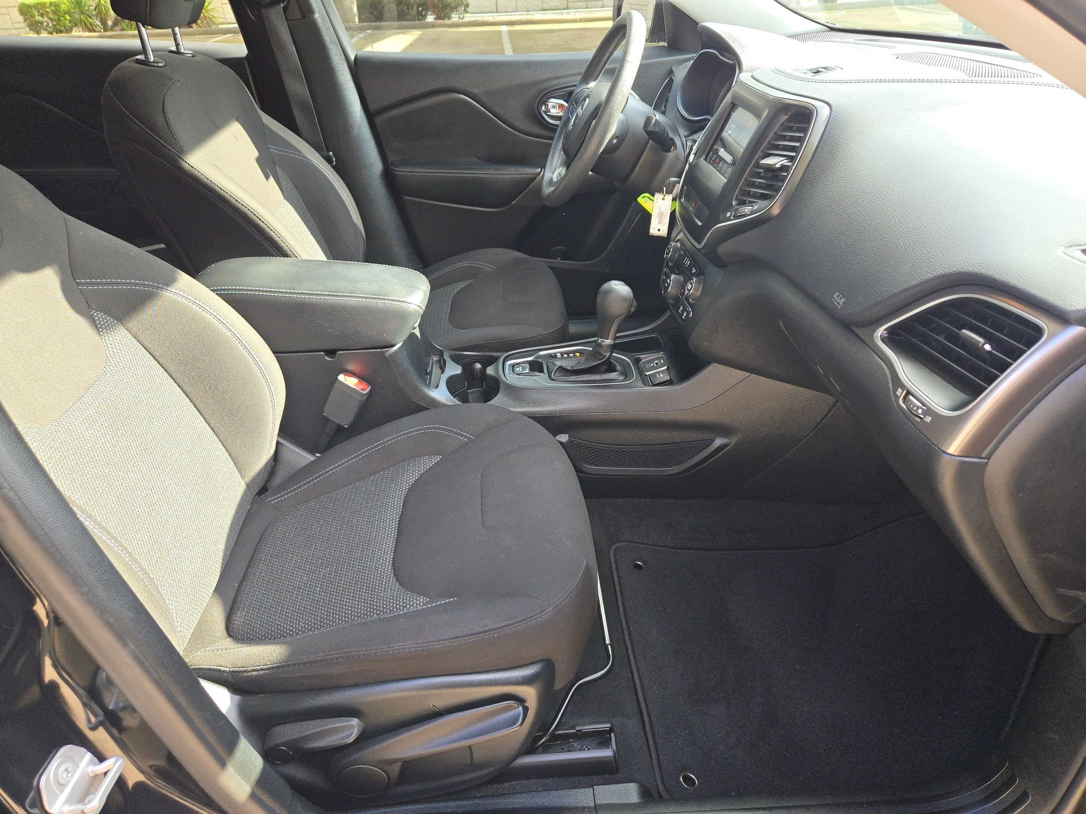 Used 2019 Diamond Black Crystal Pearlcoat Jeep Latitude image 28