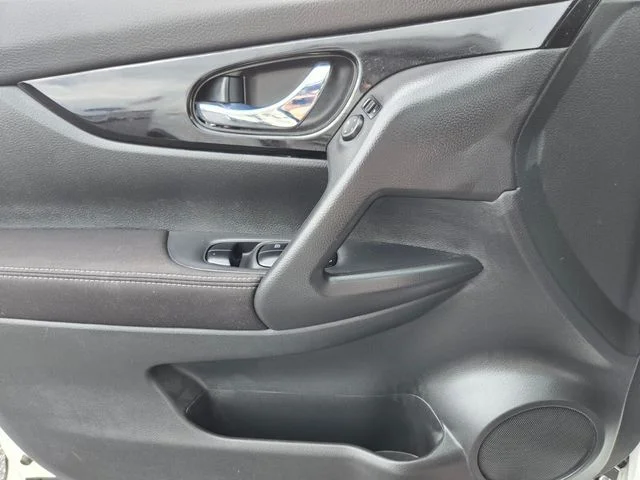 Used 2018 White Nissan  image 34